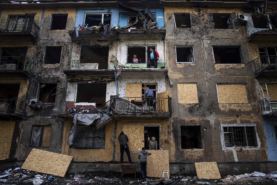 Anwohner schließen die Fenster eines Wohnhauses mit Sperrholz nach russischem Beschuss in Dobropillja in der Region Donezk in der Ostukraine. (Archivbild)