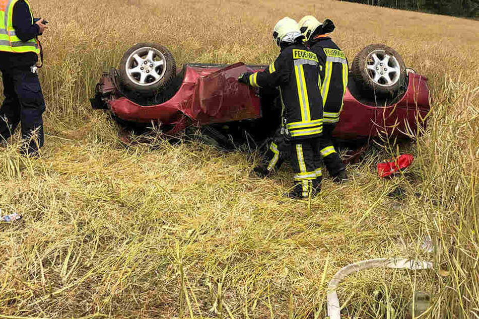 Der Wagen überschlug sich im Feld.
