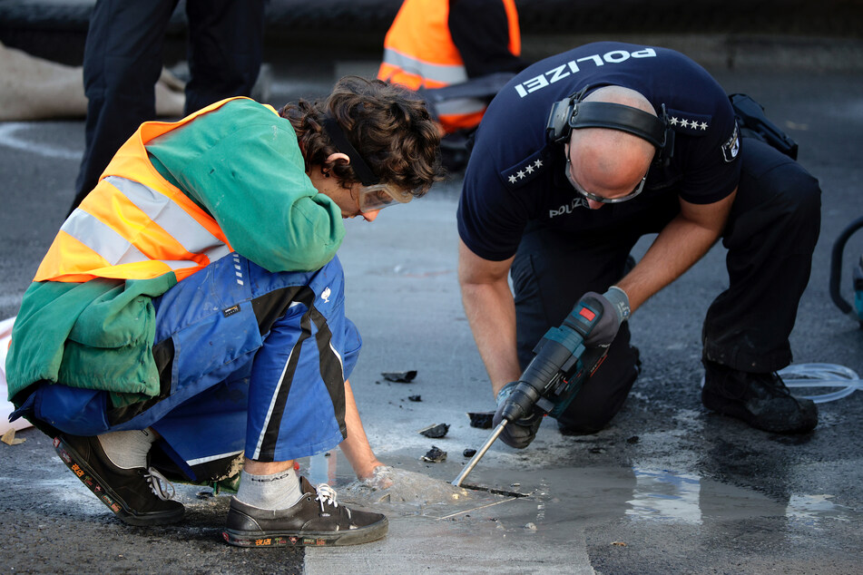 Immer wieder kleben sich Aktivisten der "Letzten Generation" an den Asphalt, wie auch bei der Aktion im vergangenen September in Berlin.