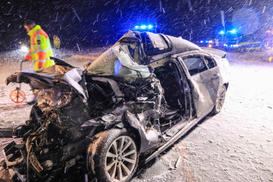 Der BMW wurde durch den Aufprall völlig zerquetscht.