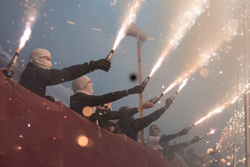 Vier Fans, die während des Spiels Pyrotechnik abbrannten wurden erwischt. Gegen sie wurde Anzeige erstattet.