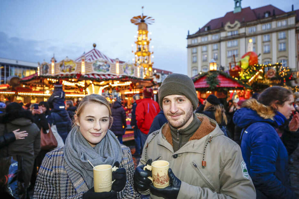 Michelle (23) und Michael (30) genießen Glühwein auf dem Striezelmarkt. Danach werden die Pfand-Tassen zurückgegeben und gereinigt.