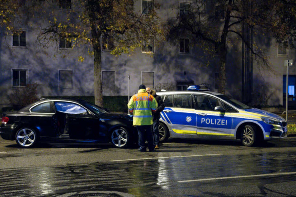 Polizisten stehen an der Unfallstelle in der Fürstenrieder Straße.