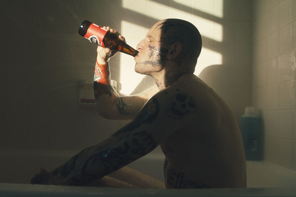 Bryon Widner (Jamie Bell) trinkt, um seine negativen Gefühle zu vergessen.