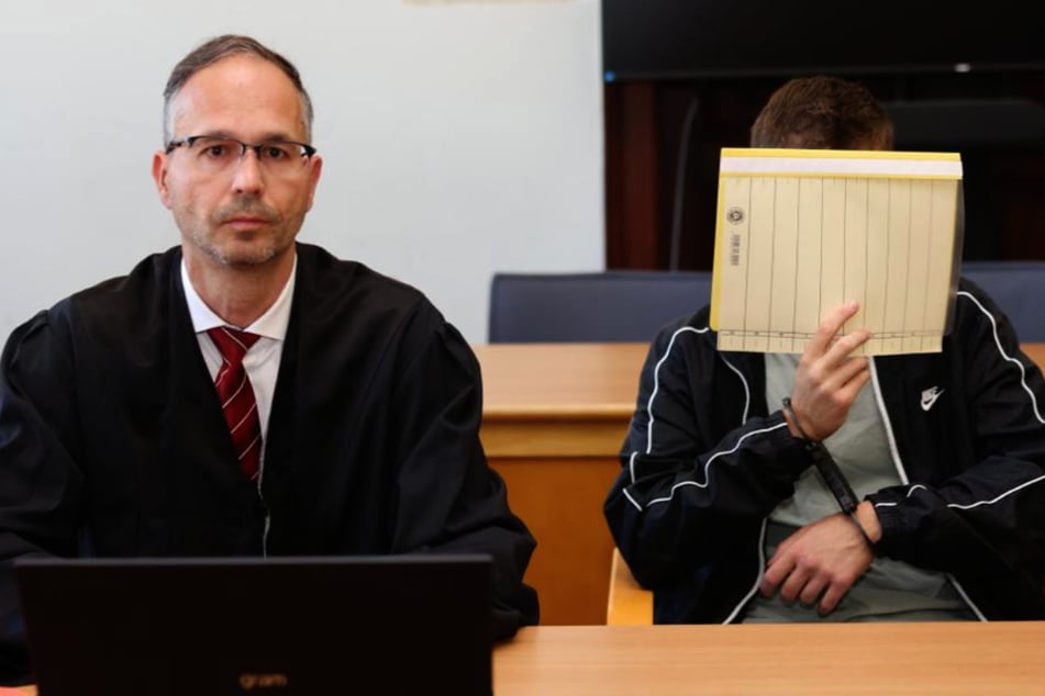 Aaron S. (22, r.) neben seinem Verteidiger Alexander Krell.
