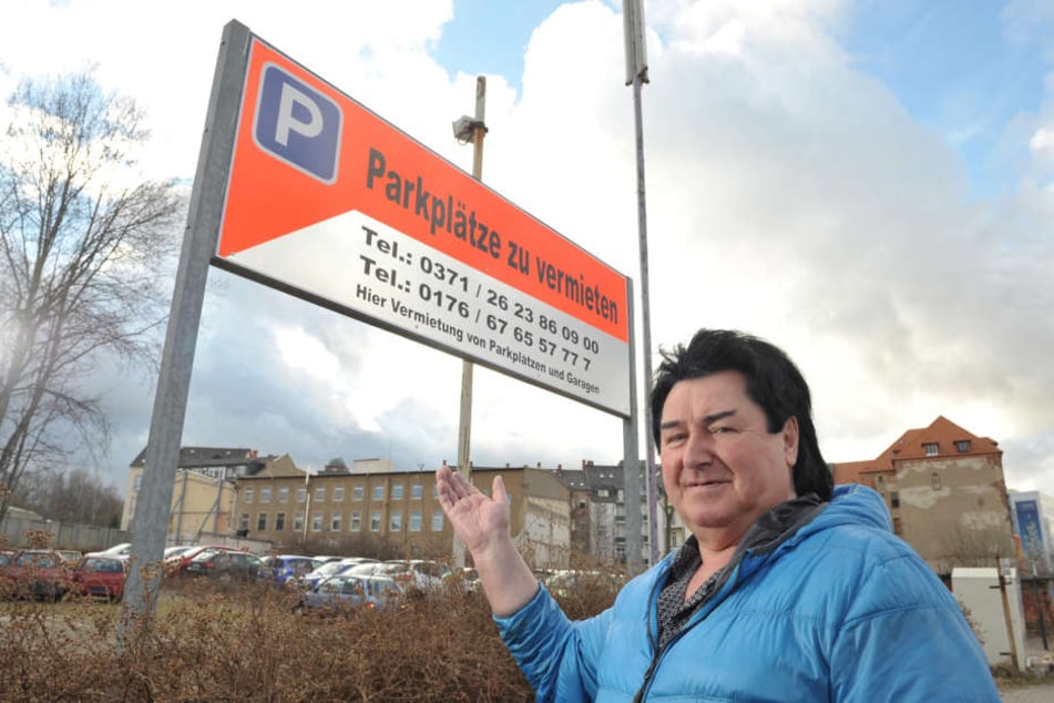100 Pkw-Stellplätze an der Uferstraße - fünf Minuten vom Stadtzentrum
entfernt - vermietet ab sofort Frank Krause (65).