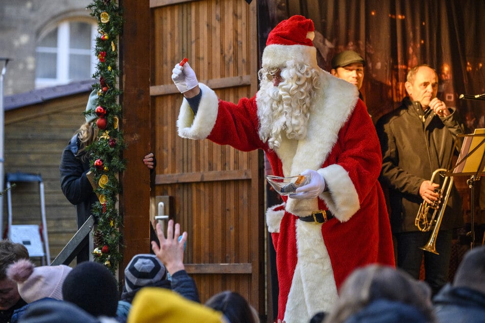 Der Weihnachtsmann verteilte nach der Eröffnung Tickets für die Fahrgeschäfte an die ganz Kleinen.