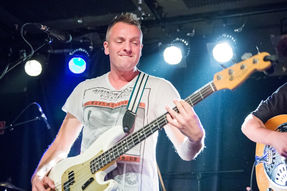 Der Bassist und Sänger Joe Sumner (47) war als Support für seinen Vater auch in der Hamburger Barclays Arena dabei. Zu "King of Pain" sangen die beiden dann im Duett. (Archivbild)