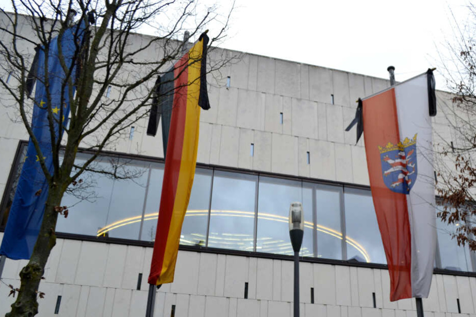 Mit Trauerbeflaggung sind die Fahnen vor dem Landtag versehen worden.