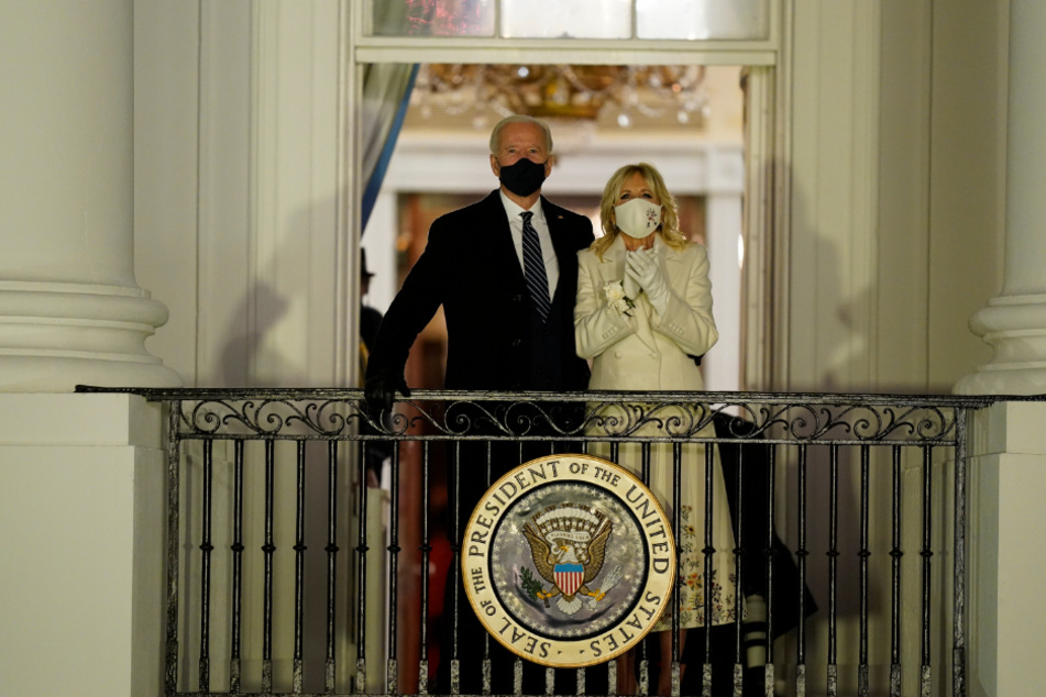 US-Präsident Joe Biden und First Lady Jill Biden sehen vom Balkon im Weißen Haus aus zu, wie ein Feuerwerk den Himmel erhellt.