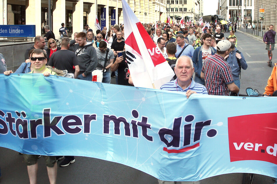 Am Dienstag gingen Telekom-Mitarbeiter in Berlin für ihre Forderungen bereits auf die Straße.