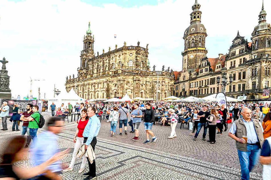 Auf dem Theaterplatz in Dresden wurden zwei Frauen umarmt.