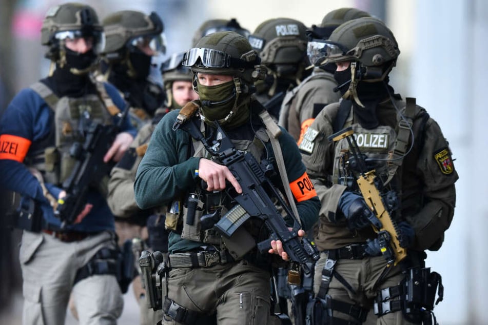 Bei der Razzia waren zahlreiche Beamte im Einsatz. (Symbolbild)