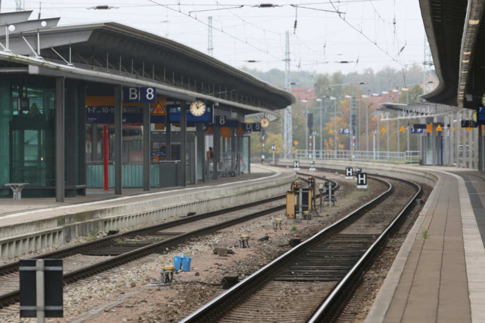 Der Betrunkene lag an einem Bahnsteig am Bahnhof Rostock-Lichtenhagen. (Symbolbild)