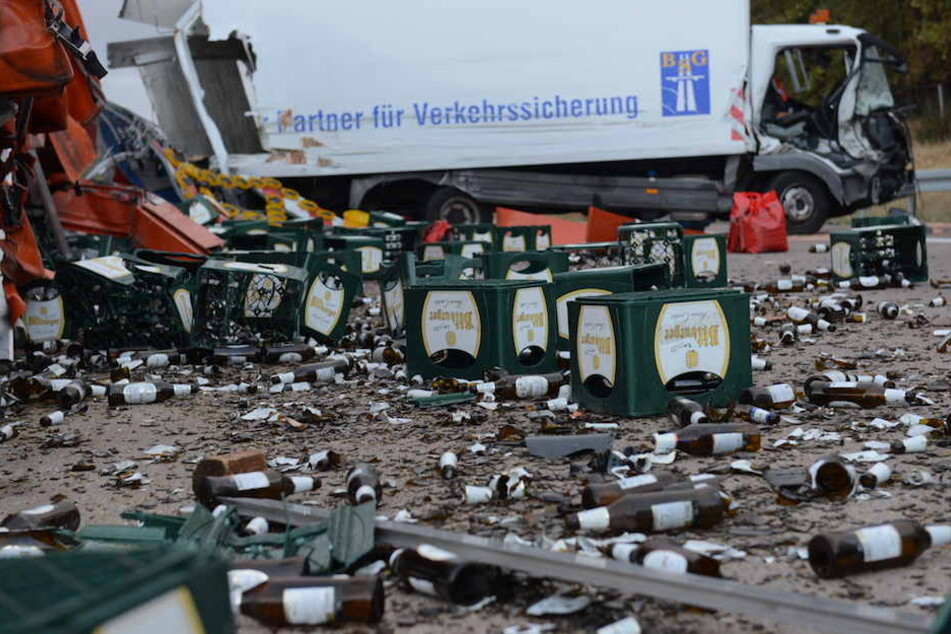 Unzählige Bierkisten lagen auf der Fahrbahn der A9 verteilt.