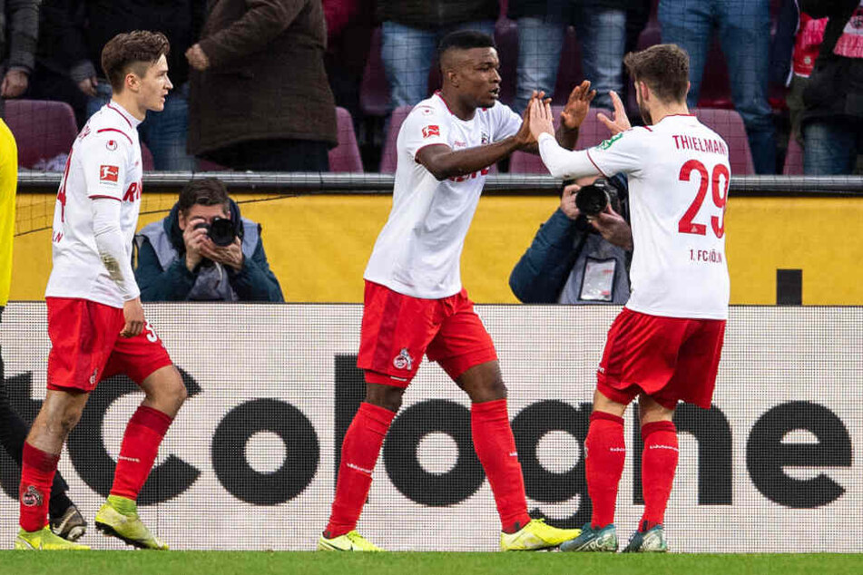 Kölns Noah Katterbach (l.-r.) Torschütze Jhon Cordoba und Jan Thielmann jubeln