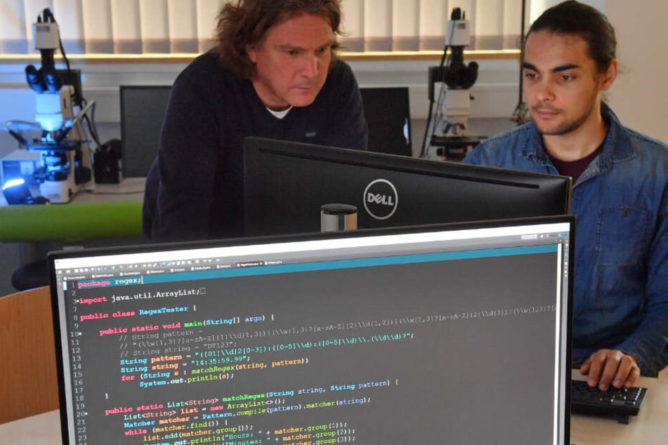 Der Digitalforensiker Dirk Labudde (54, links) und sein Team bearbeiten die Kamerabilder.
