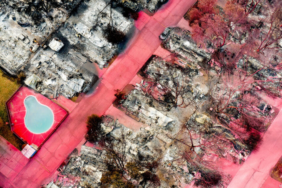 Feuerhemmendes Mittel bedeckt Straßen in einer Wohngegend, die von dem Almeda-Feuer heimgesucht wurde, im Bundesstaat Oregon.