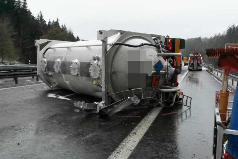 Der umgekippte Sattelzug mit Gefahrgut liegt auf der A81.