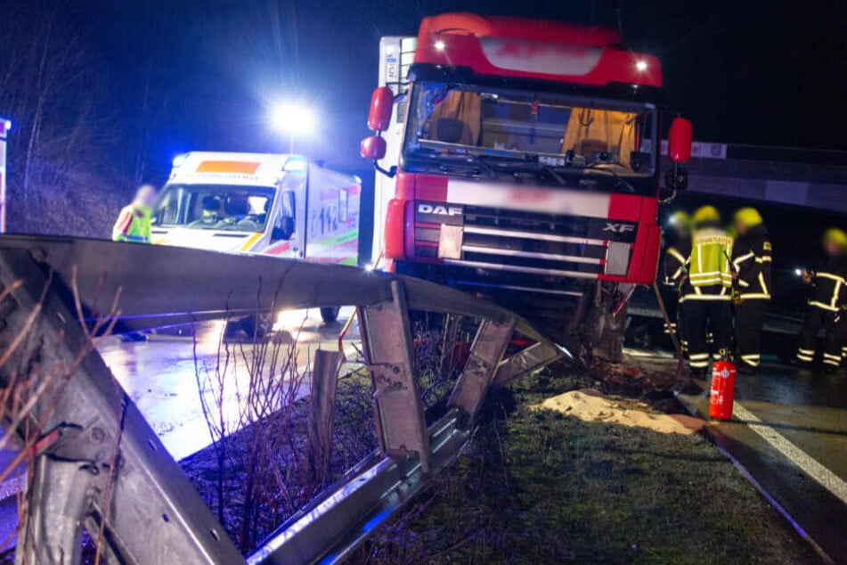 Laster kracht auf Leitplanke: Fahrer verletzt, A71 stundenlang gesperrt