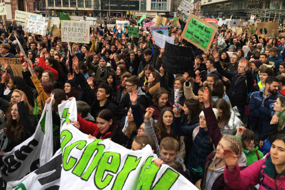 Die Schülerinnen und Schüler machten lautstark auf ihre Anliegen aufmerksam.