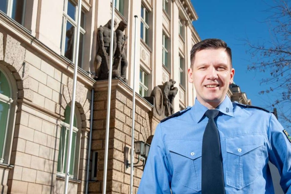 Die Polizei ist der Hauptberuf von Bestsellerautor "Elias Haller" (41).