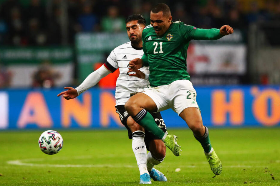 Deutschlands Emre Can (l.) bearbeitet Nordirlands bulligen Angreifer Josh Magennis.