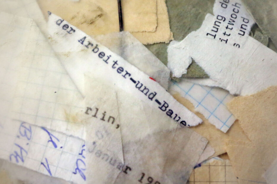 Zerrissene Stasi-Akten sind im Stasi-Archiv in einem Sack mit noch nicht erfasstem Material zu sehen. (Archivbild)