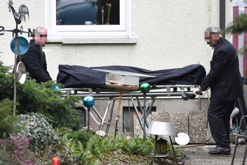 Aus einem der Wohnhäuser bargen die Rettungskräfte eine tote Person (Symbolbild).