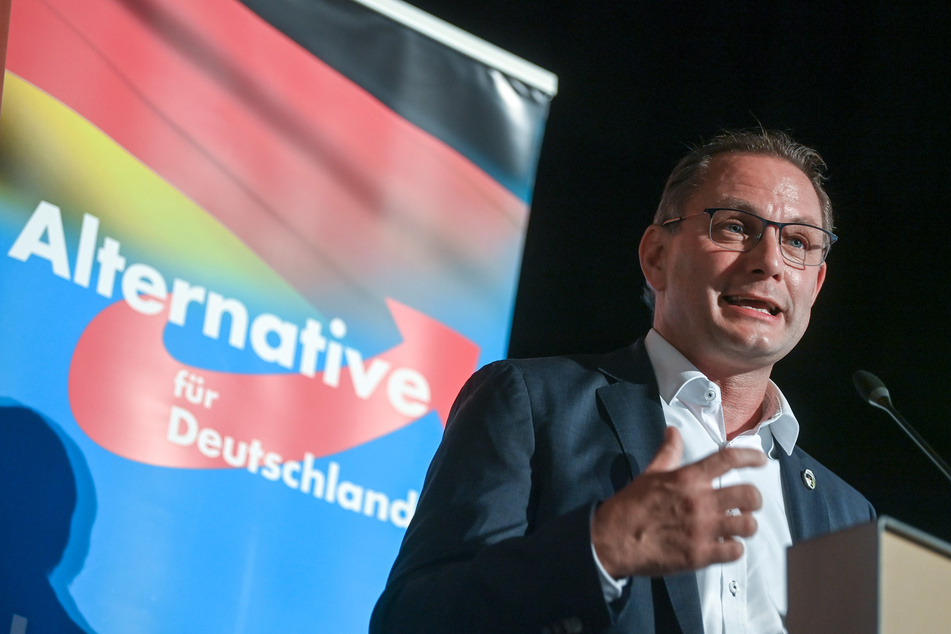 Unangenehm! Obwohl sich AfD-Chef Tino Chrupalla (56) mehr deutsche Gedichte an Schulen wünscht, fällt ihm selbst keins eins.