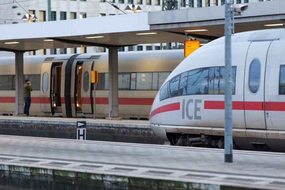 Züge am Bielefelder Bahnhof.