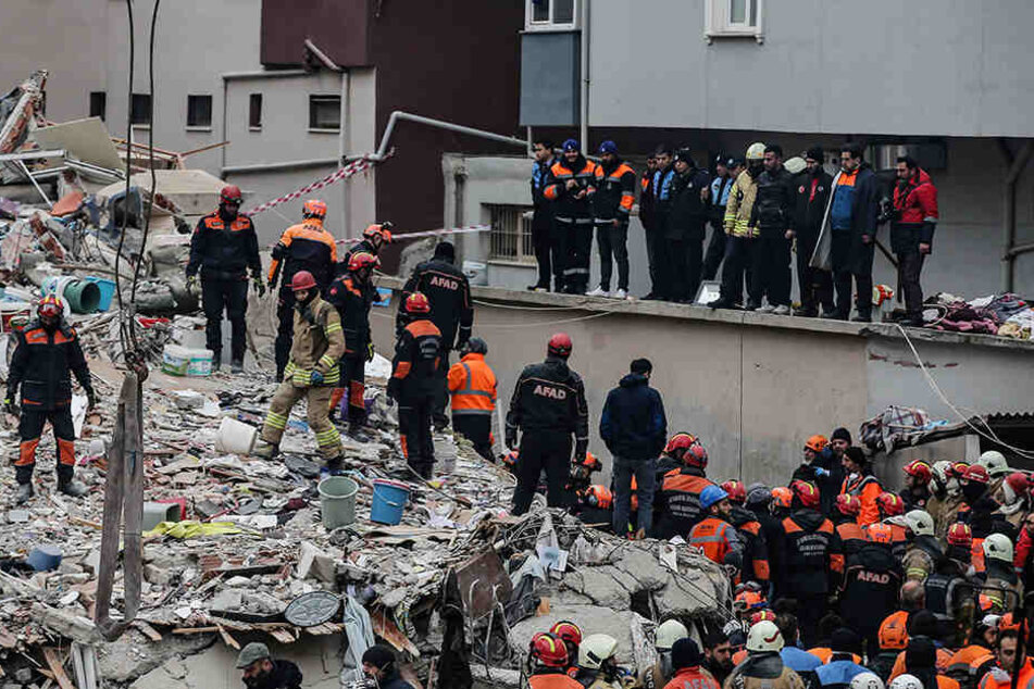 In Istanbul gehen die Rettungsarbeiten nach dem Einsturz eines Wohnhauses weiter.