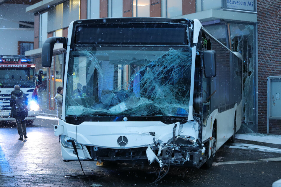 Bei einem Zusammenstoß einer Straßenbahn mit einem Linienbus am Montagmorgen im Darmstädter Stadtteil Eberstadt gab es insgesamt sechs Verletzte.