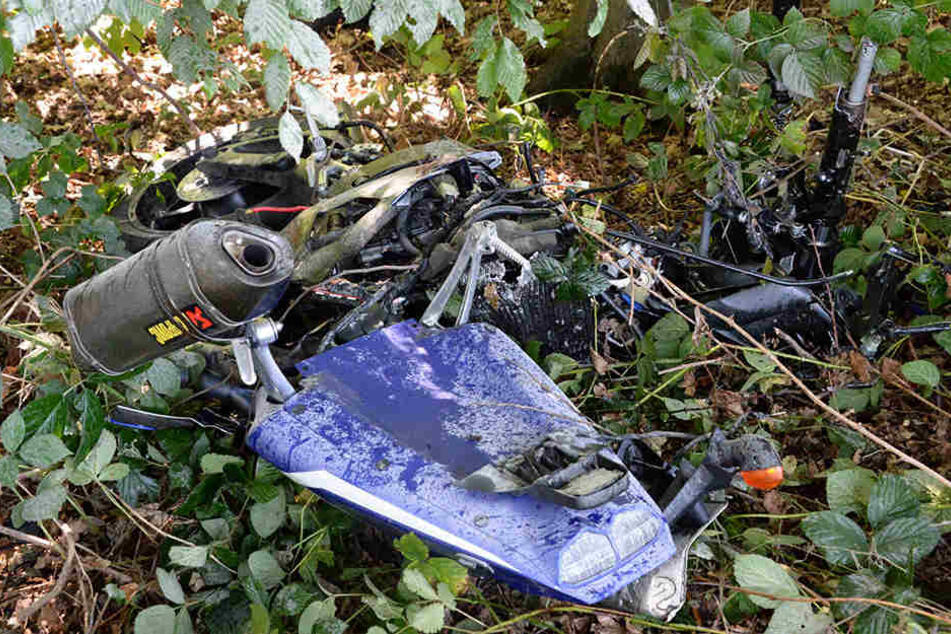 Das Motorrad wurde durch den Unfall in mehrere Teile gerissen.