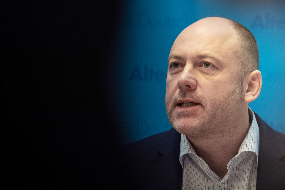 Joachim Paul gibt am 12.11.2019 in den Fraktionsräumen der AfD ein Statement ab.