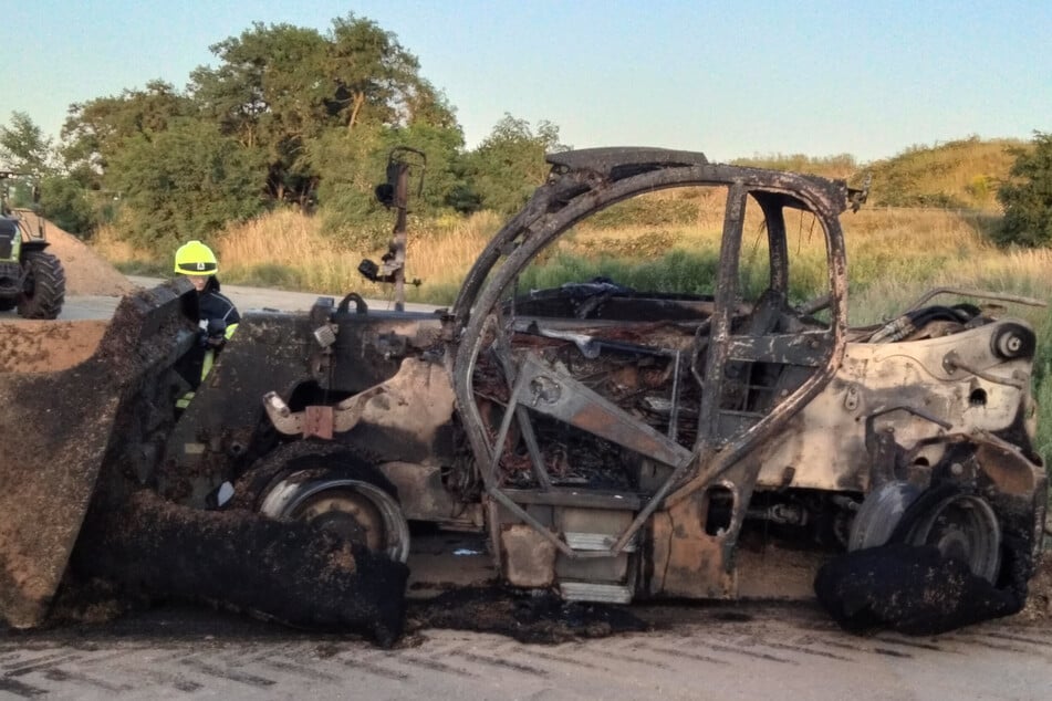 Flammen auf Betriebsgelände in Klötze: Bulldozer brennt lichterloh!