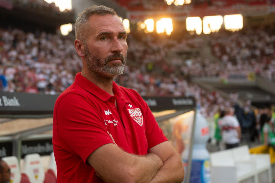 VfB-Trainer steht an der Seitenlinie: Tim Walter.