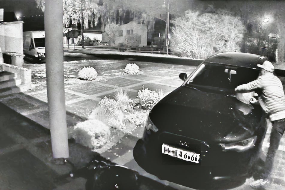 Der bislang unbekannte Täter schüttete am 10. April Benzin über ein in Unnau (Rheinland-Pfalz) geparktes Auto.