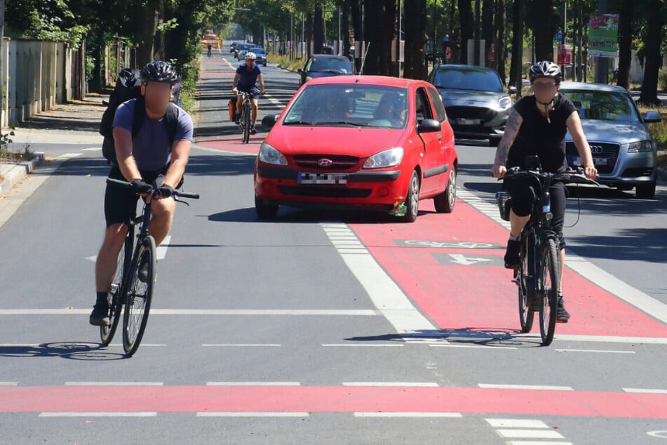 Am Radweg, der zur Kreuzung Winterbergstraße/Karcherallee führt, stehen bald Poller.