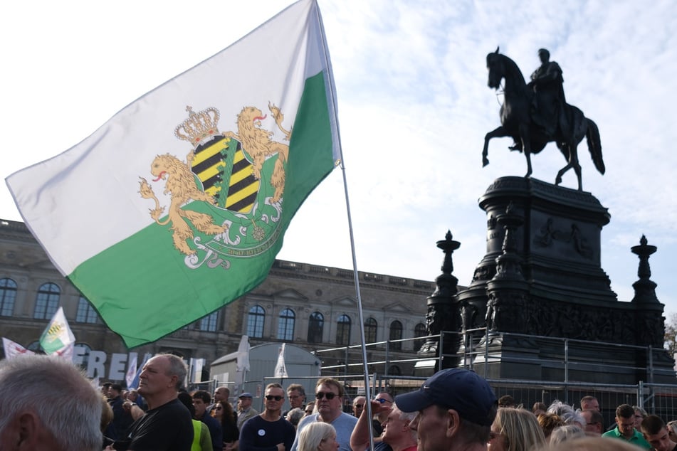 Die Freien Sachsen stachen im vergangenen Jahr aus dem rechtsextremistischen Spektrum hervor, hier bei einer Demo auf dem Dresdner Theaterplatz im Oktober.
