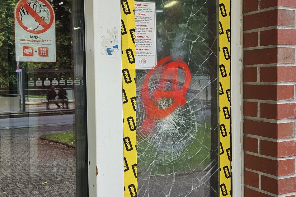 Die Täter brachten mehrere Graffiti in roter Farbe an der Filiale an.