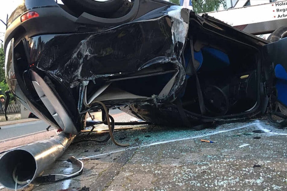 Der Laternenmast hatte das Auto hinter dem Fahrersitz komplett durchbohrt.