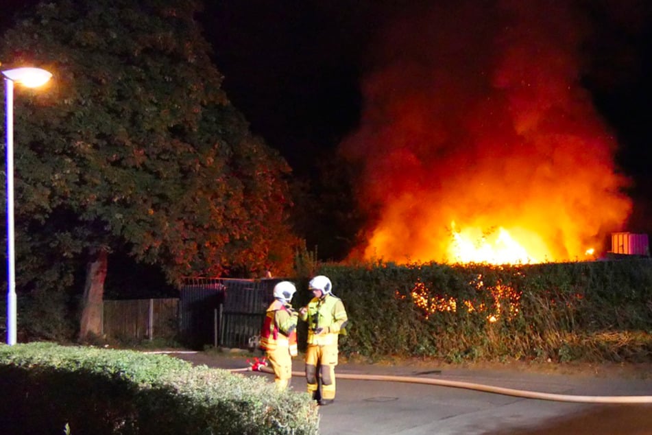 Auto steht lichterloh in Flammen: Feuer greift auf Gartenhaus über