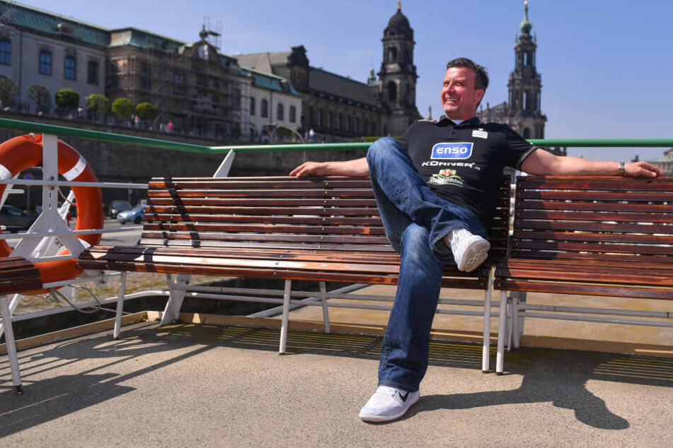 Der Trainer genießt bei einem Pressetermin die Sonne. Das sieht gelassen aus, doch er gesteht: "Ich bin dünnhäutiger geworden."