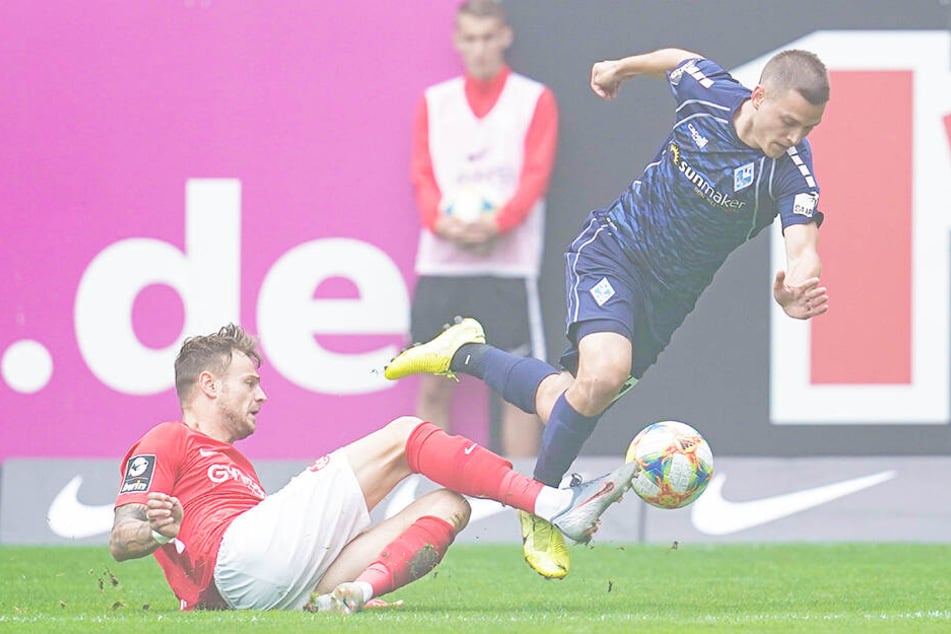 FCK-Stürmer Timmy Thiele (l.) zeigte eine starke Leistung. Hier grätscht er Gianluca Korte ab.
