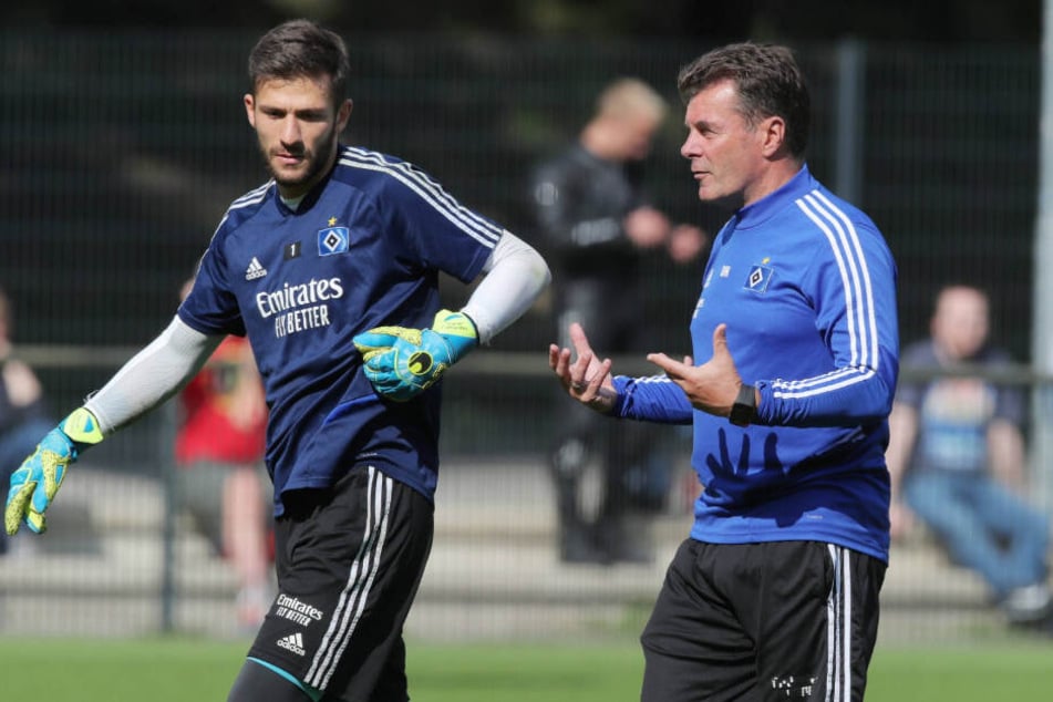 HSV-Trainer Dieter Hecking (rechts) stärkt seinem Torwart Daniel Heuer Fernandes den Rücken.