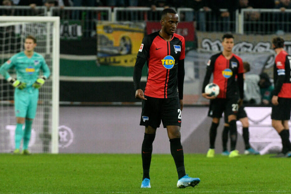 Enttäuscht verlässt Dodi Lukebakio nach dem 0:4 in Augsburg den Platz.