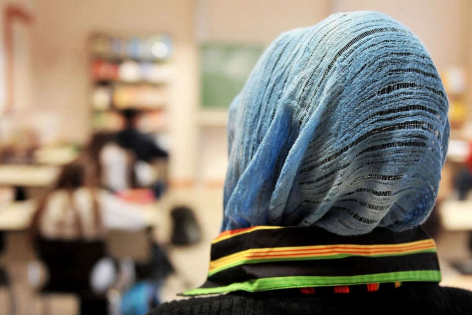 Eine Berliner Lehrerin hatte mit Kopftuch an ihrer Grundschule unterrichtet und wurde freigestellt. (Symbolbild)