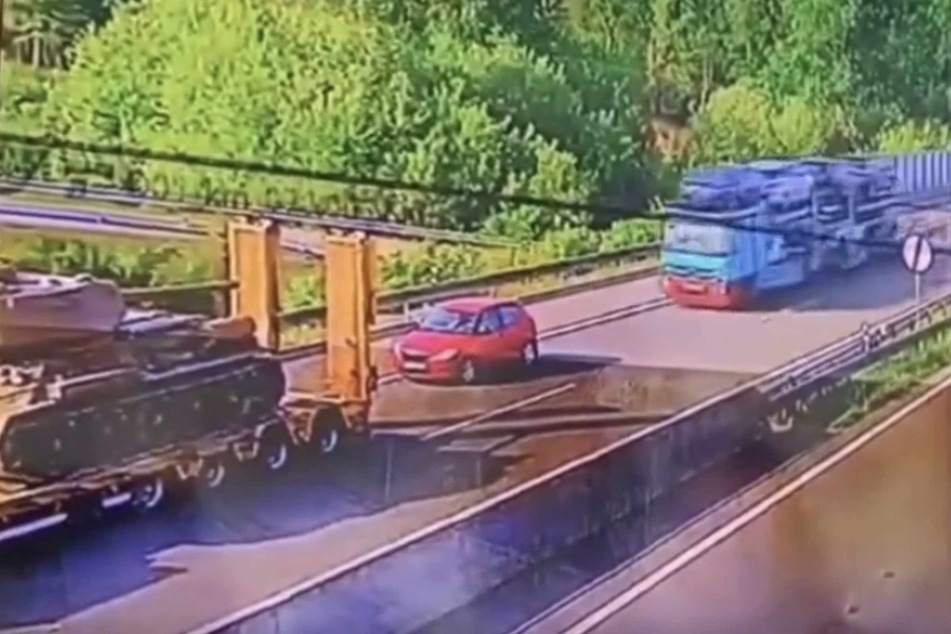 Die Aufzeichnung aus einer Autobahn-Überwachungskamera zeigt den tragischen Unfall.
