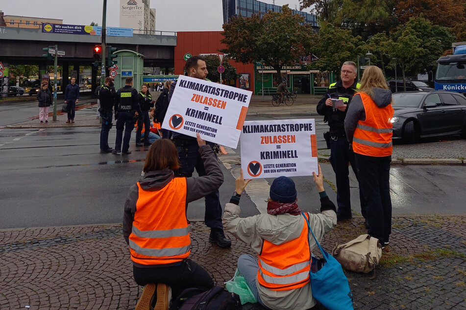 Die Klimaaktivisten der Letzten Generation haben unter anderem auch am Innsbrucker Platz in Schöneberg den Berufsverkehr beeinträchtigt.